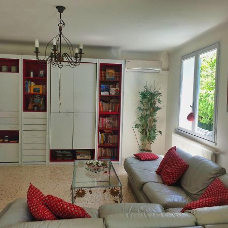 Villa calme, climatisée, piscine, à 2 pas du centre LʼIsle-sur-la-Sorgue Extérieur photo