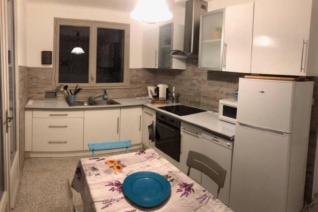 Villa calme, climatisée, piscine, à 2 pas du centre LʼIsle-sur-la-Sorgue Extérieur photo