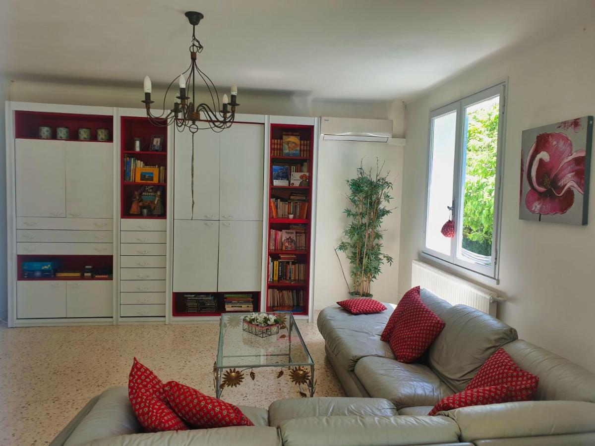 Villa calme, climatisée, piscine, à 2 pas du centre LʼIsle-sur-la-Sorgue Extérieur photo